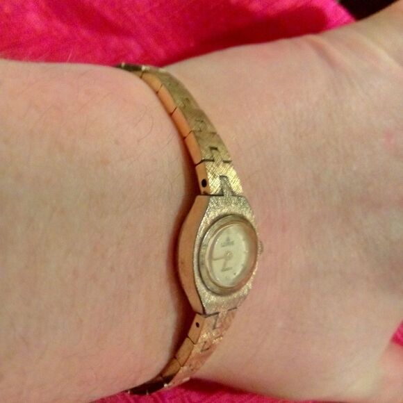 Vintage thin golden Lorus ladies watch - Picture 2 of 8